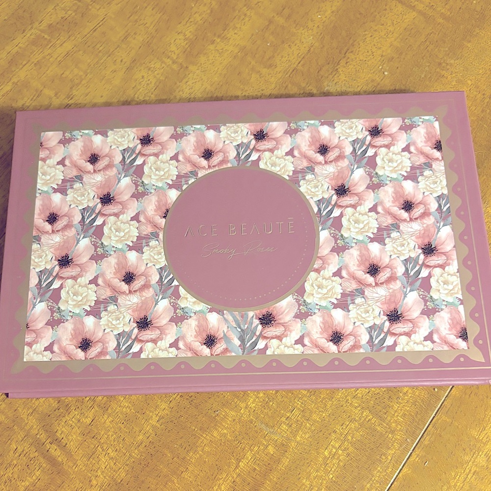 Ace Beaute Smoky Roses Shadow Palette